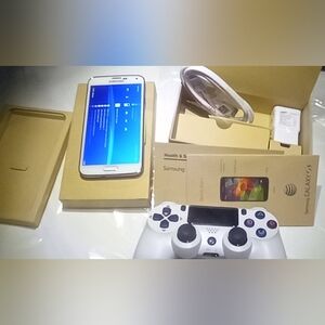 Samsung galaxy S5 game console, with controller.